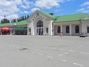 Железнодорожный вокзал в Феодосии - выход прямо на пляж