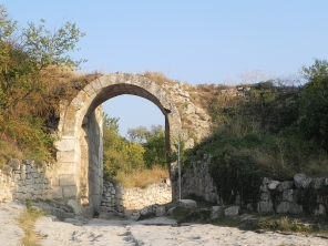 Средние ворота (Орта-Капу) в Чуфут-Кале