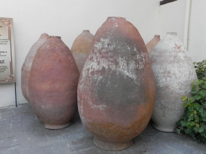 Кувшины для вина, сохранившиеся в Ханском дворце Бахчисарая